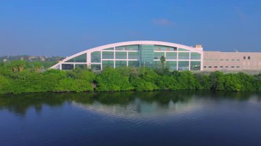 01 01 2025 Tampico Mexico editoryal hava aracı görüntüleri Laguna del Carpintero parkındaki Metropolitan Tiyatrosu binasını, modern şehir mimarisi turizmini ve turistik yerleri gösteriyor.