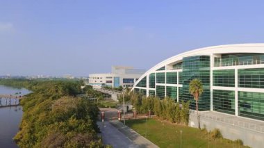 Tampico Mexico 12 29 2024 İHA görüntüsü Orman ve Laguna del Carpintero ile çevrili şehir tiyatrosu Gün boyunca açık mavi gökyüzü