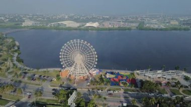 Tampico Mexico 12 29 2024 İHA görüntüsü Orman ve Laguna del Carpintero ile çevrili şehir tiyatrosu Gün boyunca açık mavi gökyüzü
