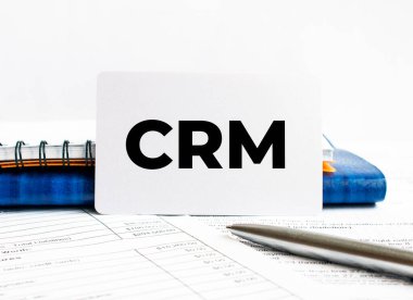 Üzerinde mavi defter olan CRM yazılı kartvizit, kavram