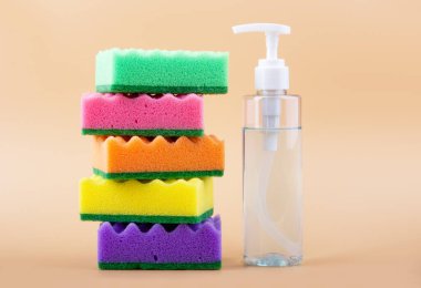 Pembe arka planda bir yığın temizlik süngeri. Ev, temizlik ve çamaşır konsepti