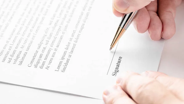 Biznesmen Podpisuje Umowę Szczegóły Umowy Biznesowej — Zdjęcie stockowe