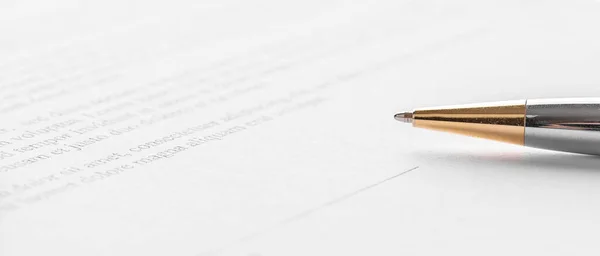 Długopis Umieszczony Umowie Lub Formularzu Wniosku — Zdjęcie stockowe