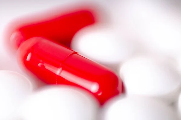 Bild Röda Och Vita Piller Vit Bakgrund Medicinskt Koncept — Stockfoto