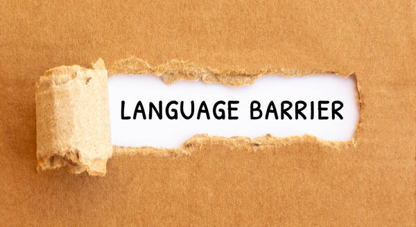 Текстовый язык барьер появляется за рваной коричневой бумаги.