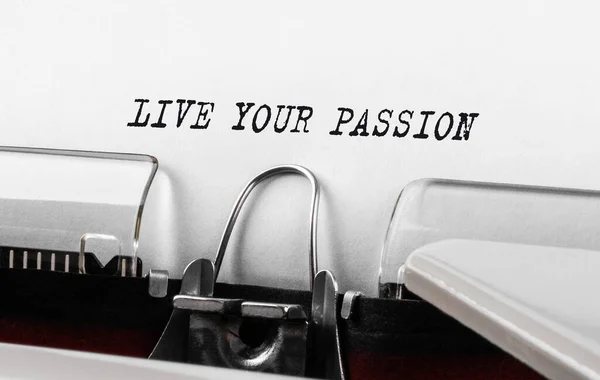 Tekst Live Your Passion Wpisany Maszynie Pisania — Zdjęcie stockowe