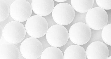 Beyaz arka planda beyaz hapların görüntüsü. Tıp konsepti