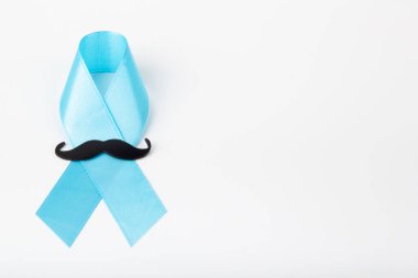 November Prostat Kanser Bilinci Ayı. Beyaz arka planda mavi kurdele. Sağlık, Uluslararası erkekler, Baba ve Dünya Kanser Günü konsepti