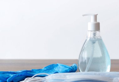 Coronavirus corona virüs önleme seyahat maskeleri ve el hijyeni için el dezenfektanı jeli yayılmış koruma