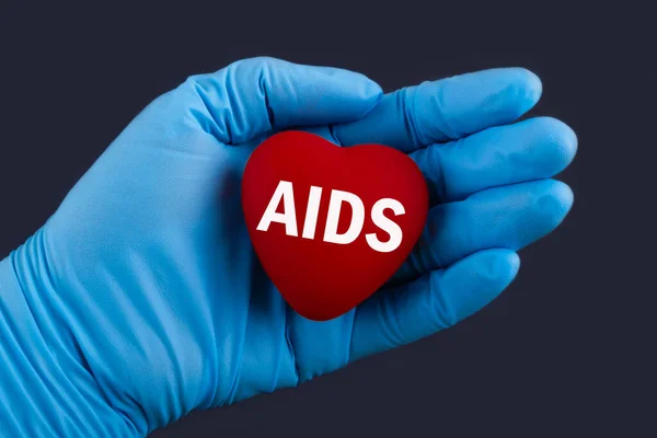 Mavi Eldivenli Doktor Aids Bir Kalp Taşıyor Edinilmiş Bağışıklık Yetmezliği — Stok fotoğraf