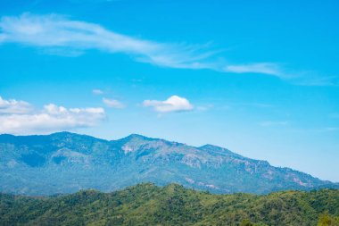 mavi gökyüzü ve beyaz bulut ve dağ manzara arka plan. 