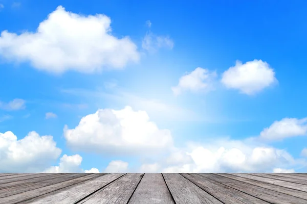 rustik ahşap masa mavi gökyüzü ve bulut arka plan ile