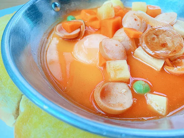 Yağda yumurta ya da omlet kahvaltısını kapat.