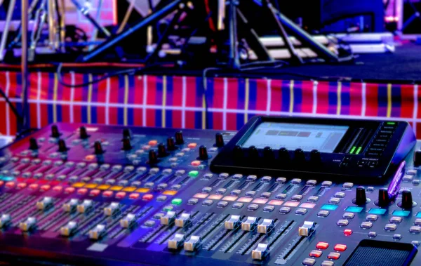 Işık ve ses kontrol karıştırıcısının yan görünümü, ses karıştırıcı, olay için ses mühendisi