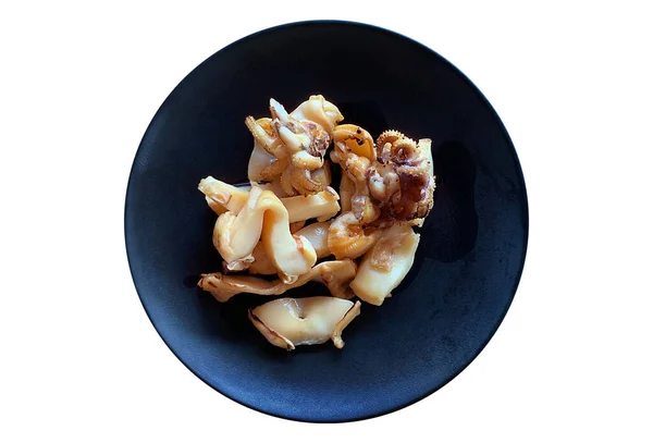 Izgara mürekkep balığı, yemek konsepti için beyaz arka planda izole edilmiş siyah tabak.