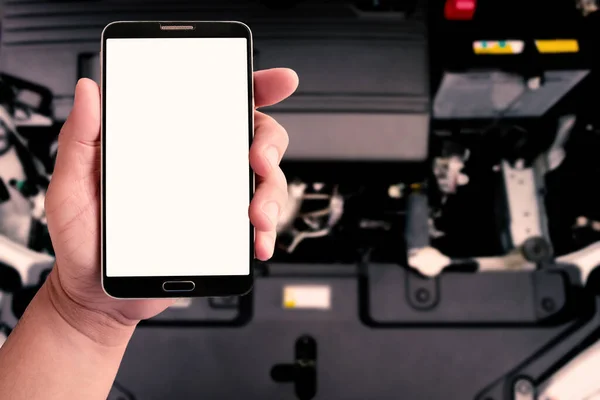 Servis ihtiyacı, bakım, sigorta, bağlantı konsepti için bulanık motor arkaplanı üzerine boş ekran akıllı telefonu tut