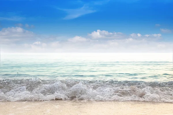 Primer Plano Ola Océano Playa Arena Con Cielo Azul Día — Foto de Stock