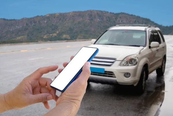 Araba kiralama, seyahat, sürüş kavramının bulanık arka planına sahip boş ekran akıllı telefonu 