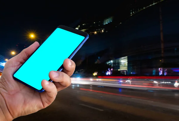 Mantenga Pantalla Blanco Smartphone Con Fondo Borroso Luz Calle Borrosa — Foto de Stock