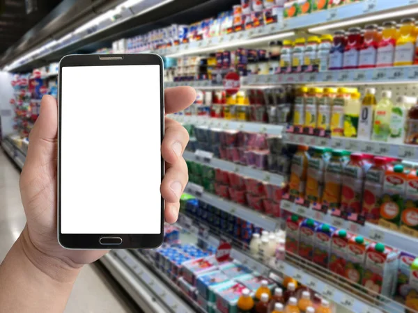 Mão Mantenha Smartphone Branco Com Mercearia Prateleira Super Mercado Para — Fotografia de Stock