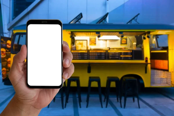 Hand Halten Leere Bildschirm Smartphone Mit Verschwommenem Hintergrund Von Foodtrucks Stockbild