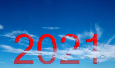 Kırmızı 2021 Bulutların ardında mutlu yıllar, yeni yılın başlangıcı.