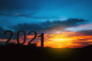 2020 yılının silueti, dağda gün doğumuyla birlikte, Yeni Yıl Tatili kavramı 