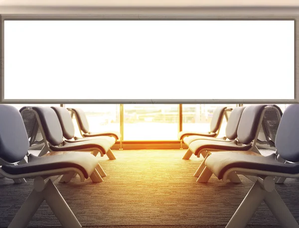 Boş havaalanı terminali bekleme alanı. Büyük reklam panosu ve güneş ışığı gibi..