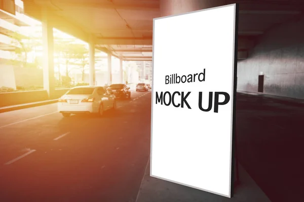Yol kenarındaki reklam panosunda güneş ışığı, reklam için boş beyaz alan ya da toplu taşıma için bilgi.