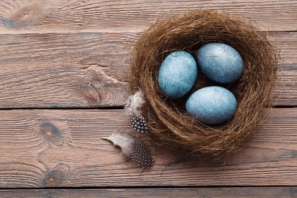 Trois Œufs Pâques Marbre Bleu Dans Nid Avec Des Plumes — Photo