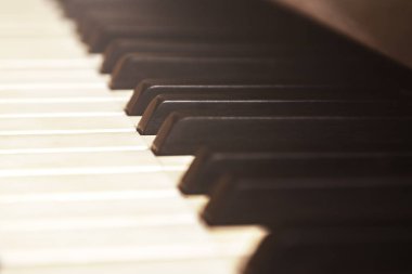 Eski piyano klavye, seçici odak, yumuşak tonlama Closeup. Antika piyano ile arka plan.