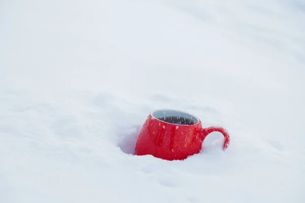 Красная Чашка Кофе Чая Снежном Зимнем Фоне Красная Чашка Снегу — стоковое фото