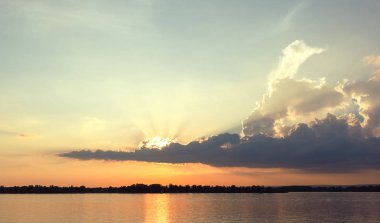 River şaşırtıcı bulut ile güzel gün batımı