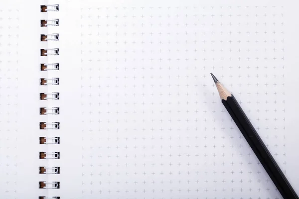 Üstten görünüm yakın çekim fotoğraf ahşap kalem defter kopya alanı ile koymak. Kalem sayfasında, blogger araç. Okul kavramı, işadamı Masaüstü