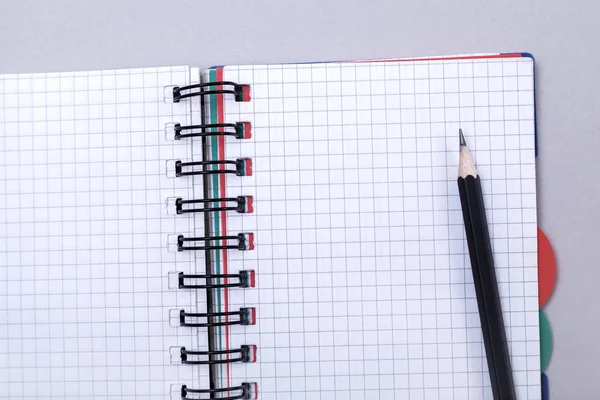 Notatnik Lub Notebooka Ołówkiem Szarym Tle Koncepcja Edukacji Biznesu Zdjęcie — Zdjęcie stockowe