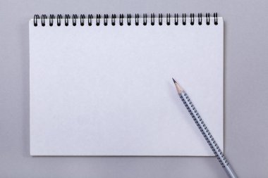 Not defteri veya defter kalem gri arka plan üzerinde ile. Eğitim, iş fotoğraf için kavram. Ürün Rehberi kağıt ve genel kavram, nesne ya da kopya alanı için dikkat.