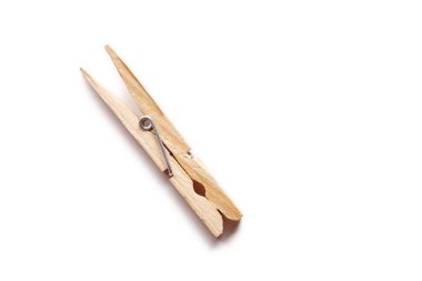 Beyaz arka plan üzerinde üstten görünüm izole bir ahşap mandal.