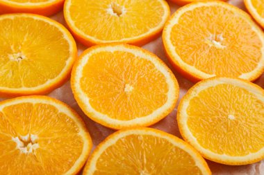 Parşömen kağıt üzerine narenciye portakal dilimleri ile arka plan. Yakın çekim. Üstten görünüm. Stüdyo fotoğrafçılığı