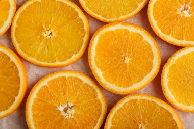 Parşömen kağıt üzerine narenciye portakal dilimleri ile arka plan. Yakın çekim. Üstten görünüm. Stüdyo fotoğrafçılığı