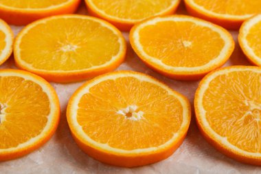 Parşömen kağıt üzerine narenciye portakal dilimleri ile arka plan. Yakın çekim. Üstten görünüm. Stüdyo fotoğrafçılığı