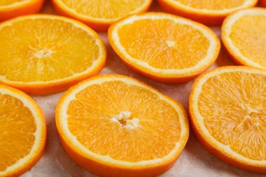 Parşömen kağıt üzerine narenciye portakal dilimleri ile arka plan. Yakın çekim. Üstten görünüm. Stüdyo fotoğrafçılığı