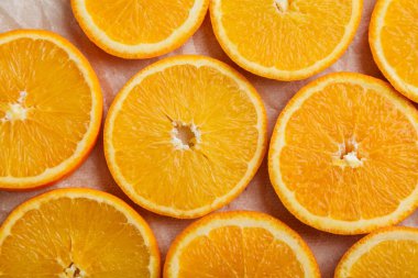 Parşömen kağıt üzerine narenciye portakal dilimleri ile arka plan. Yakın çekim. Üstten görünüm. Stüdyo fotoğrafçılığı