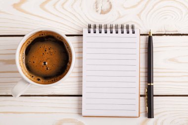 Kahve fincanı ile boş açık dizüstü bilgisayar, İş şablonu metninizi eklemek için sahte. Masada ofis malzemeleri ile iş natürmort kavramı.