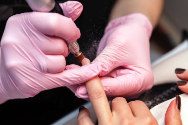 Donanım closeup çekim bir güzellik salonu manikür. İşlem, manikür çivi bir freze kesici tarafından temizlik. Yordam oje uygulamadan önce çivi hazırlanması için.