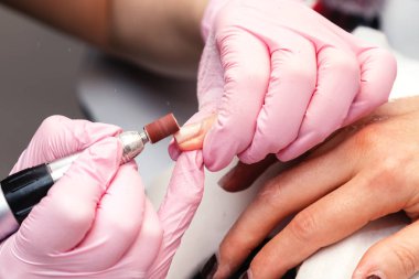 Donanım closeup çekim bir güzellik salonu manikür. İşlem, manikür çivi bir freze kesici tarafından temizlik. Yordam oje uygulamadan önce çivi hazırlanması için.