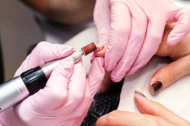 Donanım closeup çekim bir güzellik salonu manikür. İşlem, manikür çivi bir freze kesici tarafından temizlik. Yordam oje uygulamadan önce çivi hazırlanması için.