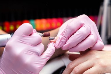 Donanım closeup çekim bir güzellik salonu manikür. İşlem, manikür çivi bir freze kesici tarafından temizlik. Yordam oje uygulamadan önce çivi hazırlanması için.