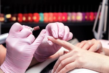 Donanım closeup çekim bir güzellik salonu manikür. İşlem, manikür çivi bir freze kesici tarafından temizlik. Yordam oje uygulamadan önce çivi hazırlanması için.
