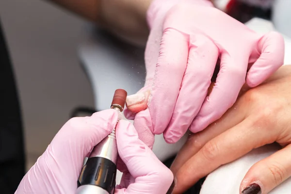 Donanım closeup çekim bir güzellik salonu manikür. İşlem, manikür çivi bir freze kesici tarafından temizlik. Yordam oje uygulamadan önce çivi hazırlanması için.