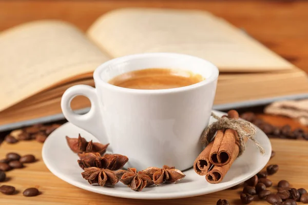 Pausa Caffè Una Tazza Caffè Caldo Libro Tavolo Legno Una — Foto Stock